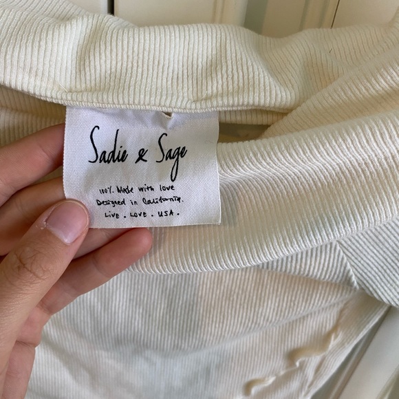 White top. - Picture 3 of 3